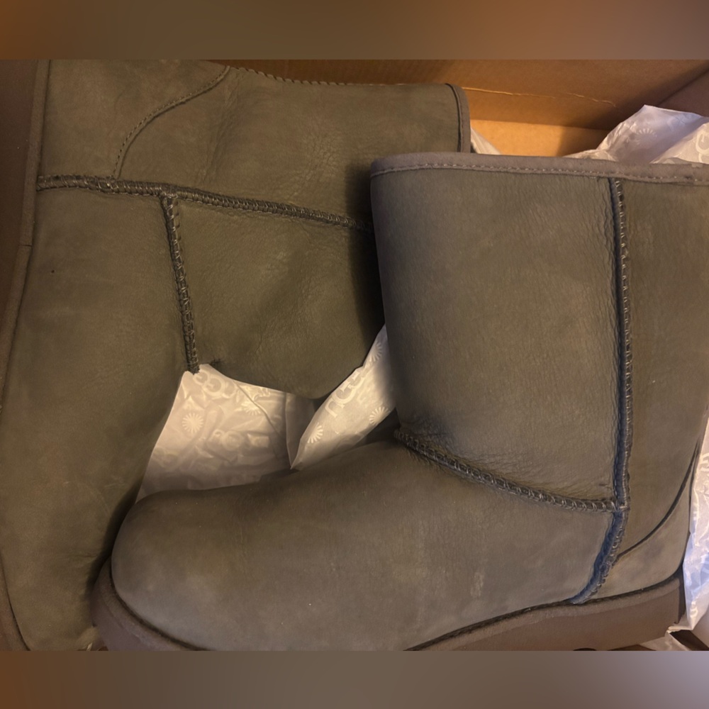 Grey WEATHER PROOF FEATURE UGGS size 6kids equivalent to womens 7